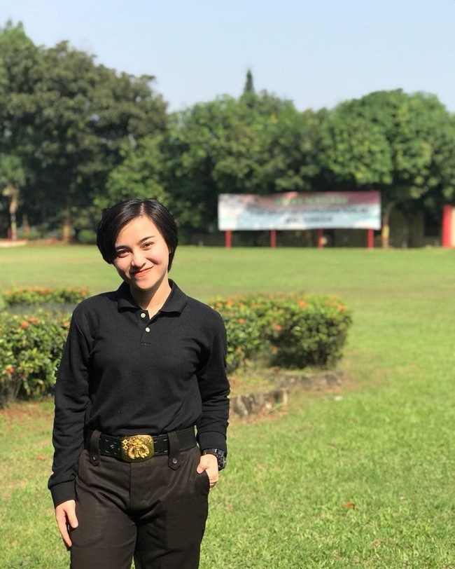 Sejak masih sekolah kepolisian dua tahun lalu, Kiki mulai banyak followers. Polwan cantik itu pun sempat bingung mengapa banyak orang mengikutinya di Instagram. Meski senang bisa berbagi keseharian sebagai polwan dengan banyak orang, Kiki sempat merasa tidak nyaman dengan popularitasnya. Foto: Instagram @kikiwidyaas