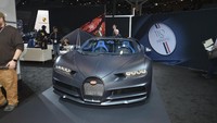 Pembuat mobil eksotis ini melahirkan hypercar baru, Bugatti Chiron Sport 110 ans, mobil edisi spesial yang mejeng di New York Auto Show, Amerika Serikat minggu ini. Foto: Pool (carscoops)