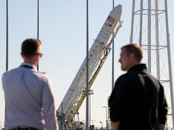 Penampakan Roket Antares Mengangkasa Bawa 40 Tikus