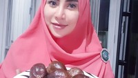 Kabar mengenai kanker stadium 3 yang diderita Cinta Penelope terkuak saat ia merilis buku pertamanya bertajuk Sebelum Titik. Buku itu jadi media dakwahnya selama berjuang melawan kanker yang diderita. Foto: Instagram princess_cinta_penelope_rs