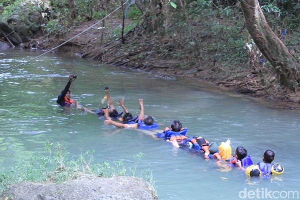 Di Sungai Citumang, traveler bisa mencoba body rafting. Kalau dalam bahasa Sunda, gaya oray-orayan alias ular-ularan. Dijamin seru! (Wisma Putra/detikcom) Di Sungai Citumang, traveler bisa mencoba body rafting. Kalau dalam bahasa Sunda, gaya oray-orayan alias ular-ularan. Dijamin seru! (Wisma Putra/detikcom)