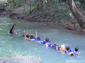 Foto: Asyiknya Body Rafting Menaklukkan Sungai Citumang