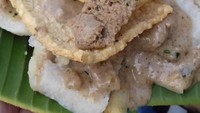Kerupuk karak, kerupuk dari nasi yang dihaluskan, dicetak, dijemur kemudian digoreng ini rasanya renyah asin. Cocok dicocol saus rambak yang gurih wangi. Foto: Instagram @berhidayat