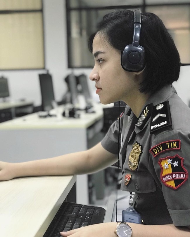 Selain itu, Bripda Kiki Widya juga senang bisa membantu pekerjaan kepolisian melalui popularitasnya di media sosial. Kalau dalam pekerjaan cukup membantu karena saya bisa gunakannya untuk membantu instansi saya. Contohnya saya pernah promosikan salah satu aplikasi polri yang dapat membantu masyarakat di seluruh Indonesia, tambah polwan cantik itu. Foto: Instagram @kikiwidyaas