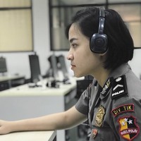 Selain itu, Bripda Kiki Widya juga senang bisa membantu pekerjaan kepolisian melalui popularitasnya di media sosial. Kalau dalam pekerjaan cukup membantu karena saya bisa gunakannya untuk membantu instansi saya. Contohnya saya pernah promosikan salah satu aplikasi polri yang dapat membantu masyarakat di seluruh Indonesia, tambah polwan cantik itu. Foto: Instagram @kikiwidyaas