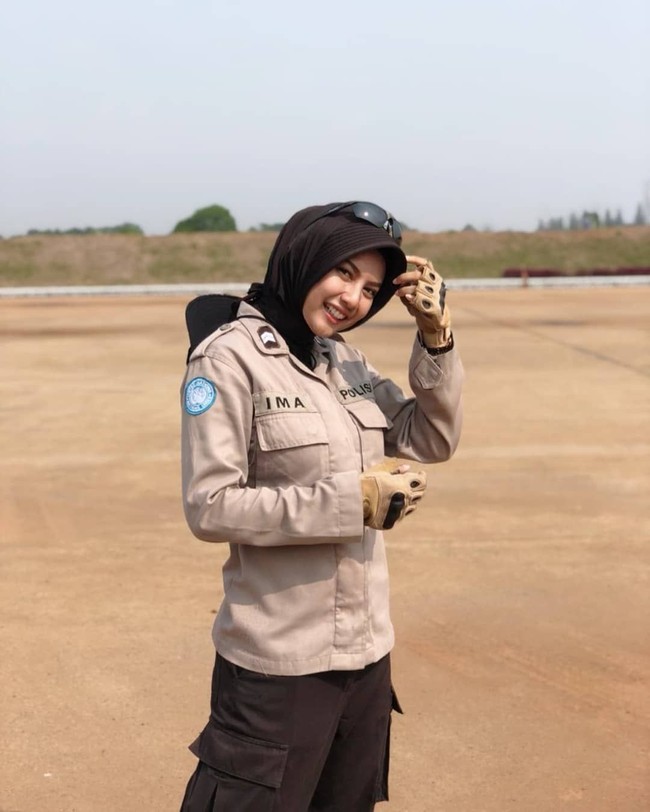 Dalam wawancara dengan Wolipop, Briptu imah mengaku lebih nyaman dan terlindungi saat memakai hijab di lapangan. Pakaian yang tertutup juga terlihat lebih sopan dan anggun baginya. Tak ada hambatan berarti baginya untuk menjadi polwan berhijab.Foto: Instagram/hikmanursyaa