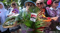 Selain purnawirawan, ada juga emak-emak yang datang ke kediaman Prabowo.