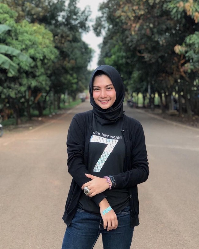 Di luar pekerjaan, wanita asal Yogyakarta ini lebih senang tampil simple dengan hijab segi empat. Ia juga mengutamakan kenyamanan dan berbusana. Kaos lengan panjang dan celana jeans jadi salah satu andalannya. Foto: Instagram/hikmanursyaa