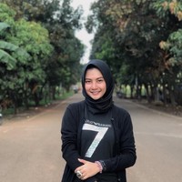 Di luar pekerjaan, wanita asal Yogyakarta ini lebih senang tampil simple dengan hijab segi empat. Ia juga mengutamakan kenyamanan dan berbusana. Kaos lengan panjang dan celana jeans jadi salah satu andalannya. Foto: Instagram/hikmanursyaa