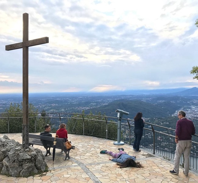 Poin dari Stefdies, orang-orang diperboleh berpartisipasi di foto itu, dengan menjadi latar foto atau membuat pose Stefdies di foto mereka sendiri, ujarnya kepada Bored Panda. Foto: Dok. Stefdies