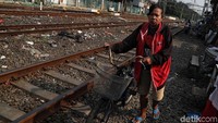 Sejumlah warga beraktivitas di pemukiman pinggir rel kereta api Kemayoran, Jakarta, Kamis (18/4).