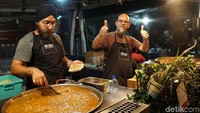 Tempat lain untuk mencari makanan halal yakni Twilight Hawkers Market. Mereka punya gerai makanan halal dari penjual Singapura, Malaysia, Maroko hingga Turki, seperti kuliner sate hingga kebab (Masaul/detikcom)