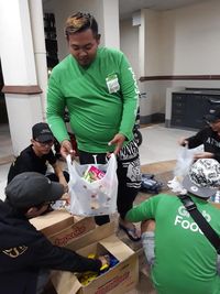Mulia! Ojol Ini Belikan Makanan untuk Tunawisma Pakai Uang Sendiri