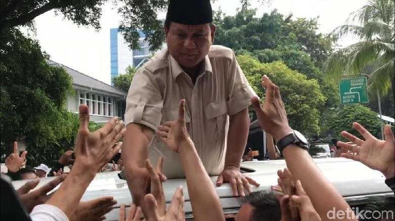 Tiba di Rumah Kertanegara, Prabowo Disambut Teriakan Pendukung Tiba di Rumah Kertanegara, Prabowo Disambut Teriakan Pendukung