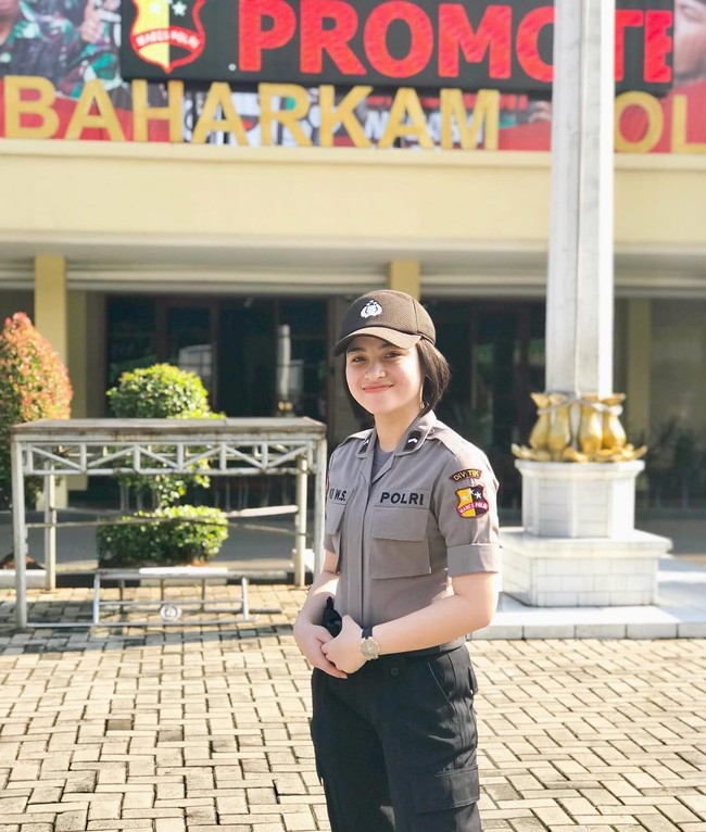 Banyak akun-akun tidak dikenal menyalahgunakan foto dan nama saya, misalnya untuk jual beli motor atau mobil. Semoga yang mengikuti akun tersebut tidak tertipu karena itu bukan saya, kata Kiki yang kini punya hobi menembak itu. Foto: Instagram @kikiwidyaas