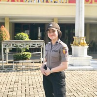 Banyak akun-akun tidak dikenal menyalahgunakan foto dan nama saya, misalnya untuk jual beli motor atau mobil. Semoga yang mengikuti akun tersebut tidak tertipu karena itu bukan saya, kata Kiki yang kini punya hobi menembak itu. Foto: Instagram @kikiwidyaas