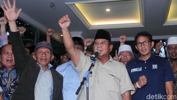 Cawapres Sandiaga Uno mendampingi capres Prabowo Subianto menyampaikan pidato.