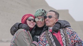 Pria yang sering memakai bandana di berbagai kesempatan ini dikenal sebagai sosok yang sangat menyayangi keluarga. Foto: Instagram @attahalilintar