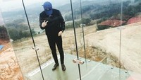 Mengetes adrenalin, Sehun berdiri di jembatan kaca. (oohsehun/Instagram)