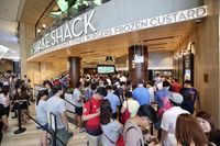 Pria Ini Antre Dari Subuh Demi Cicip Burger Shake Shack di Singapura