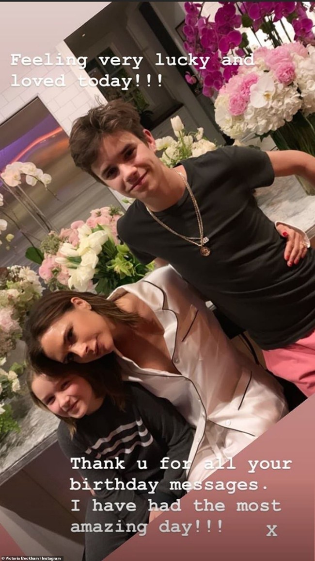 Hari terindah dalam hidupku dengan orang-orang favoritku di dunia xxx aku sangat sangat mencinta kalian xxx cium dari ibu dan istri yang sangat dicintai x, tulis Vic dalam unggahan fotonya.  Foto: Instagram Victoria Beckham