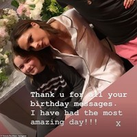 Hari terindah dalam hidupku dengan orang-orang favoritku di dunia xxx aku sangat sangat mencinta kalian xxx cium dari ibu dan istri yang sangat dicintai x, tulis Vic dalam unggahan fotonya.  Foto: Instagram Victoria Beckham