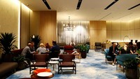 Para pengunjung menikmati waktu senggang sambil duduk di lounge Jewel Changi Airport yang baru dan nyaman.