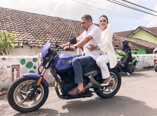 Sentuhan glamour juga ditampilan Krisdayanti saat menyoblos melalui alas kaki yang digunakannya. Bergaya serba putih saat datang ke TPS dengan dibonceng motor oleh suaminya Raul Lemos, KD tampak memakai sepatu putih merek Christian Louboutin seharga Rp 12 jutaan. Foto: Instagram