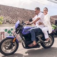 Sentuhan glamour juga ditampilan Krisdayanti saat menyoblos melalui alas kaki yang digunakannya. Bergaya serba putih saat datang ke TPS dengan dibonceng motor oleh suaminya Raul Lemos, KD tampak memakai sepatu putih merek Christian Louboutin seharga Rp 12 jutaan. Foto: Instagram