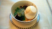 Untuk desertnya, dihidangkan es cendol, dengan kacang merah dan ice cream vanila yang menyegarkan. (Wahyu Setyo/detikcom)