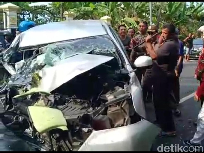 Sopir Diduga Mengantuk, Mobil Anggota KPPS Bojonegoro Tabrak Truk Sopir Diduga Mengantuk, Mobil Anggota KPPS Bojonegoro Tabrak Truk