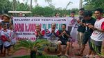 Yakin Menang, Relawan Jokowi di Banten Cukur Gundul dan Saweran