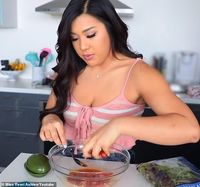 YouTuber Ini Coba Diet Aneh, Hanya Makan Tomat Selama Seminggu