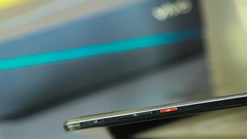 Ponsel ini memiliki NFC dan headphone jack 3,5 mm. Foto: Sina Mobile