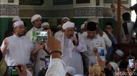 Seusai salat Jumat, Sekjen FUI Al-Khaththath berdiri memberi sambutan. Dia mengajak jemaah secara khusus mendoakan Prabowo. Foto: Ishwahyudi/20detik