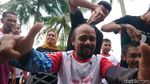 Yakin Menang, Relawan Jokowi di Banten Cukur Gundul dan Saweran