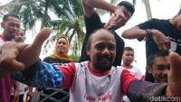 Relawan Jokowi-Maruf Amin di Serang, Banten menggelar acara syukuran dan saweran sebagai bentuk rasa syukur atas kemenangan Jokowi-Maruf Amin versi hitung cepat dalam Pilpres 2019, Jumat (19/4/2019).