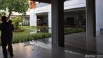 Potret Petugas Damkar Padamkan Api di Bandara Ngurah Rai Bali