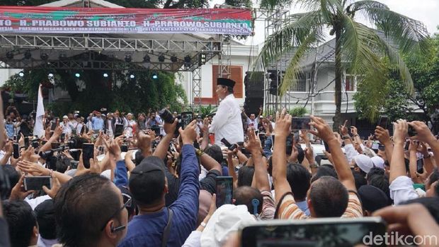 Prabowo Subianto disambut pendukungnya di Jl Kertanegara, Jaksel, Jumat (19/4/2019)