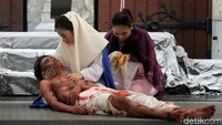 Drama penyaliban yang mengisahkan tentang kesengsaraan Yesus tersebut digelar untuk memperingati wafatnya Isa Almasih.