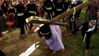 Umat katolik melakukan prosesi jalan salib saat peringatan Jumat Agung di Gereja Katolik Santo Yakobus, Makassar, Sulawesi Selatan, Jumat (19/4/2019). Prosesi jalan salib tersebut merupakan refleksi rohani umat Katolik dalam rangka perayaan hari Paskah. Antara Foto/Arnas Padda.