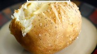 Meski tak ahli masak, tapi netizen yang satu ini tetap membuat baked potato. Hasilnya bukannya kentang panggang yang enak, malah kentang dengan lapisan arang yang masih panas. Foto: Istimewa