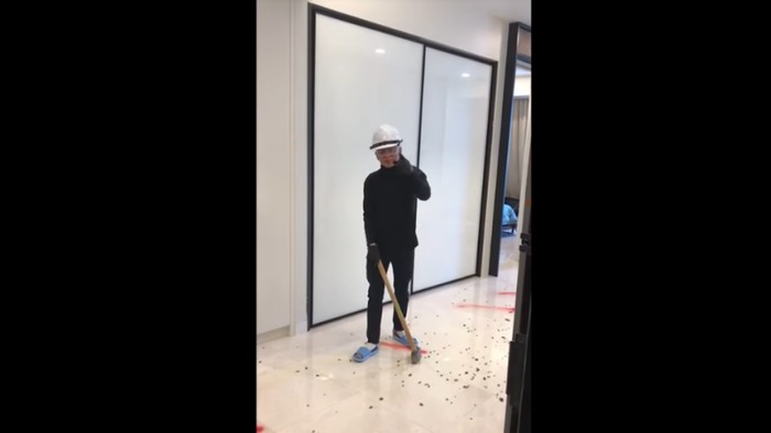 Pria viral hancurkan apartemennya karena kurang mewah. Foto: Dok. YouTube Pria viral hancurkan apartemennya karena kurang mewah. Foto: Dok. YouTube
