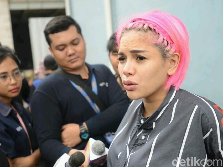 Nikita Mirzani Rencanakan Lahiran di Singapura Nikita Mirzani Rencanakan Lahiran di Singapura