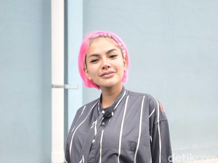 Hamil Besar, Nikita Mirzani Tetap Eksis