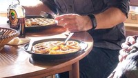 Bukti lain kalau Paul penyuka rasa manis ada pada momen ini. Ia memilih seporsi waffle yang dipadu dengan madu. Nyam! Foto: Istimewa