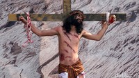 Prosesi Jalan Salib tersebut diadakan untuk menambah keimanan umat Katolik yang mengikuti ibadah Jumat Agung dalam rangkaian peringatan Paskah.