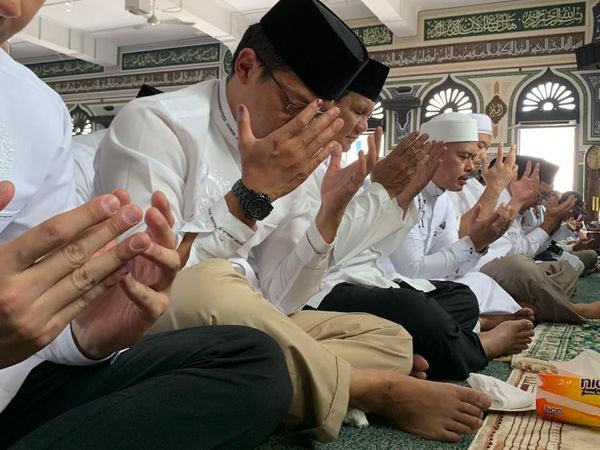 Momen Prabowo Salat Jumat hingga Sujud Syukur di Masjid Al-Azhar