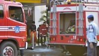 Aktivitas operasional di Terminal Domestik Bandara Ngurah Rai sementara dihentikan akibat peristiwa kebakaran yang terjadi sejak pukul 16.50 Wita tersebut. Pool/Antara Foto/Fikri Yusuf.