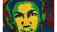 Karyanya terinspirasi dari kematian Trayvon Martin, remaja berusia 17 tahun asal Florida yang tewas ditembak penembak misterius usai membeli Skittles di sebuah toko permen pada 2012. Ini dia sosok Travyon dalam tumpukan Skittles. Foto: Harold Caudio